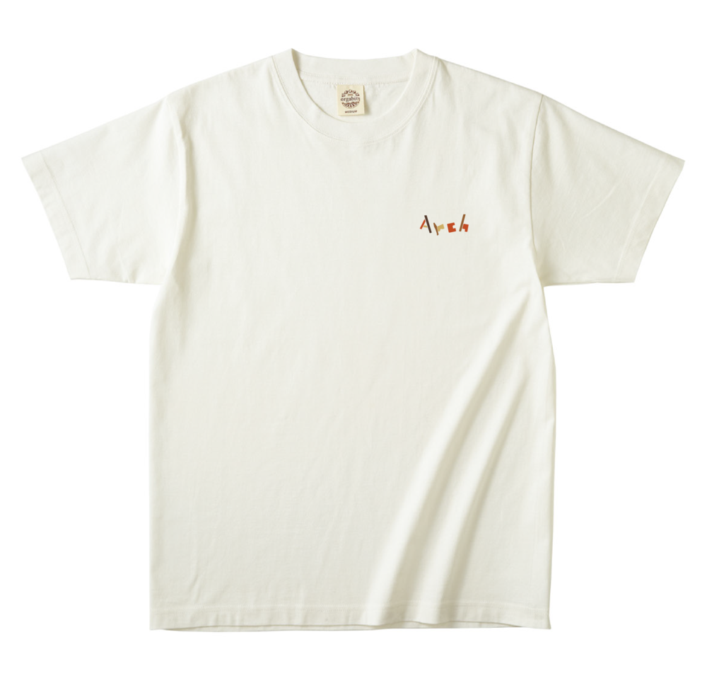 アーチの白いロゴTシャツ